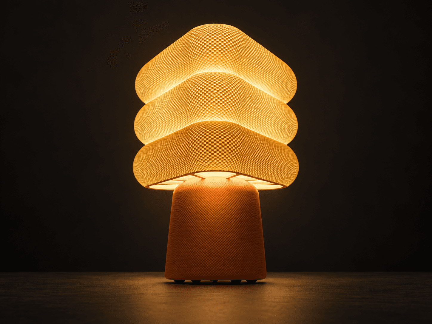 Треугольная настольная лампа